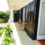 بيت للعطل Karmen Auf Zwei Ebenen Mit Garten By Interhome