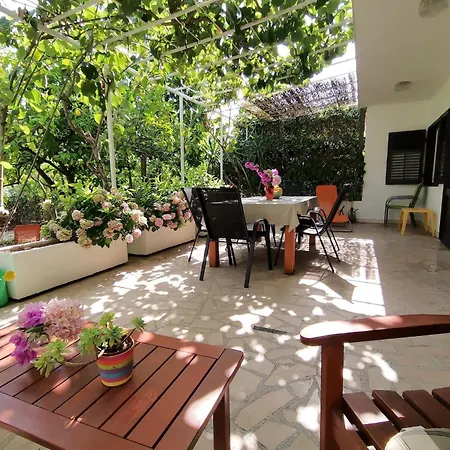 Karmen Auf Zwei Ebenen Mit Garten By Interhome Tatil Evi Orebić