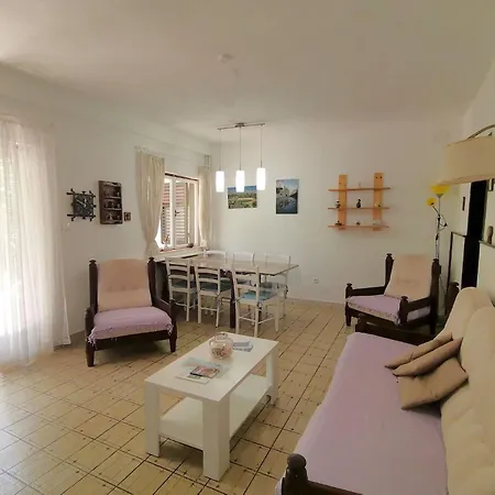 Karmen Auf Zwei Ebenen Mit Garten By Interhome