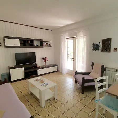 Karmen Auf Zwei Ebenen Mit Garten By Interhome Tatil Evi Orebić