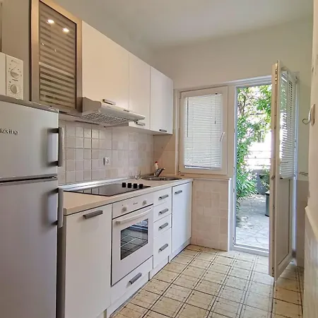 Tatil Evi Karmen Auf Zwei Ebenen Mit Garten By Interhome *