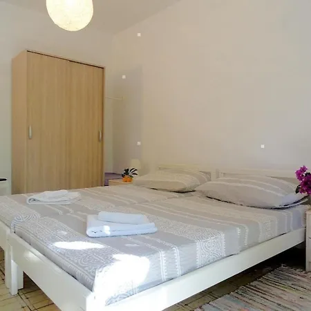 Karmen Auf Zwei Ebenen Mit Garten By Interhome