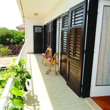 Hébergement de vacances Karmen Auf Zwei Ebenen Mit Garten By Interhome