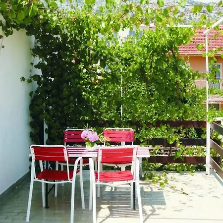 Karmen Auf Zwei Ebenen Mit Garten By Interhome Tatil Evi Orebić