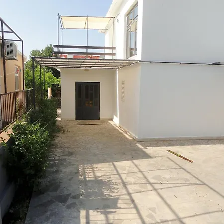 Karmen Auf Zwei Ebenen Mit Garten By Interhome