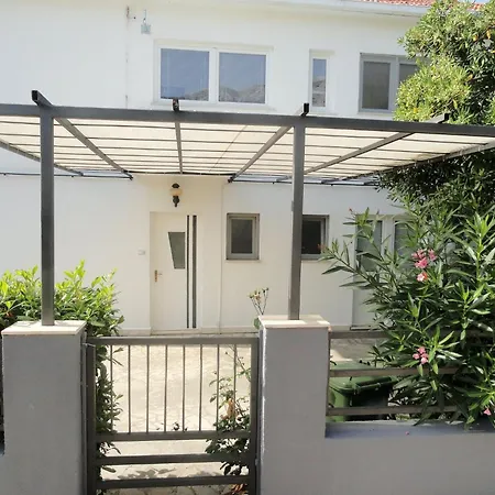 Karmen Auf Zwei Ebenen Mit Garten By Interhome Tatil Evi