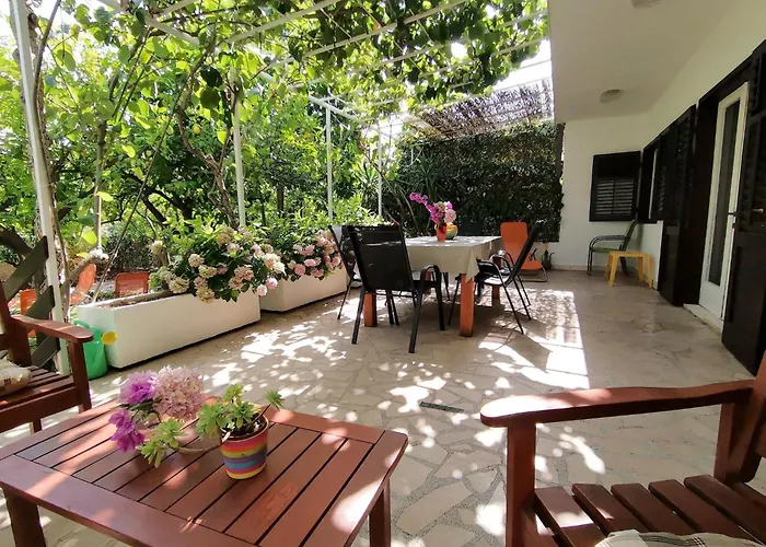 Karmen Auf Zwei Ebenen Mit Garten By Interhome 別荘 オレビック