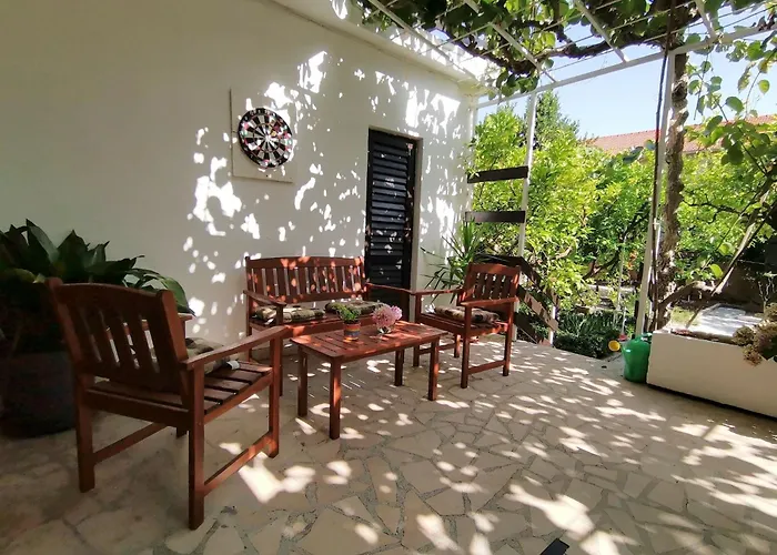 別荘 Karmen Auf Zwei Ebenen Mit Garten By Interhome オレビック