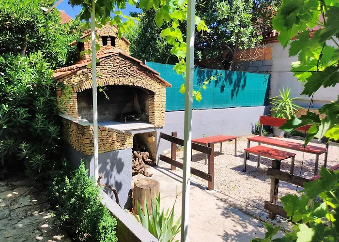 別荘 Karmen Auf Zwei Ebenen Mit Garten By Interhome *