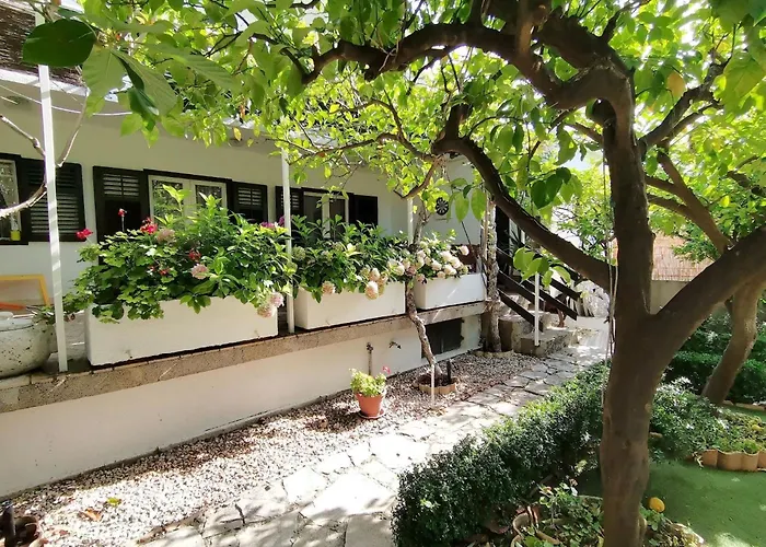 別荘 Karmen Auf Zwei Ebenen Mit Garten By Interhome