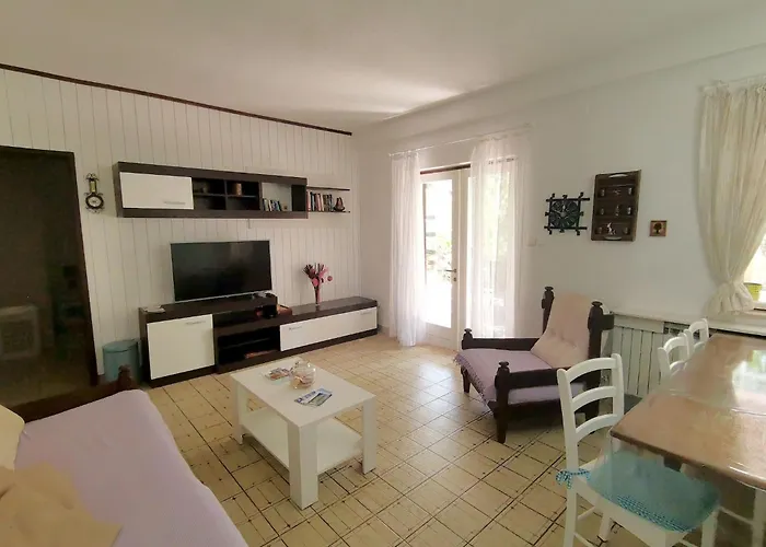 Karmen Auf Zwei Ebenen Mit Garten By Interhome 別荘 オレビック