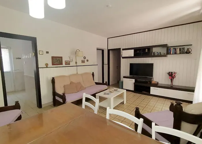 別荘 Karmen Auf Zwei Ebenen Mit Garten By Interhome