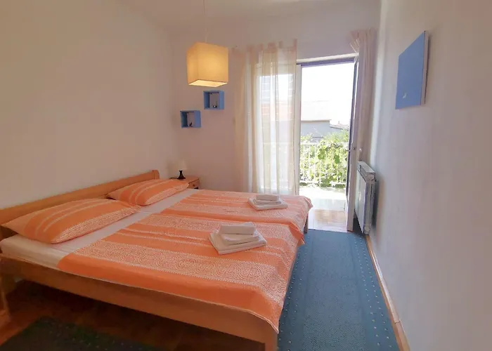 別荘 Karmen Auf Zwei Ebenen Mit Garten By Interhome