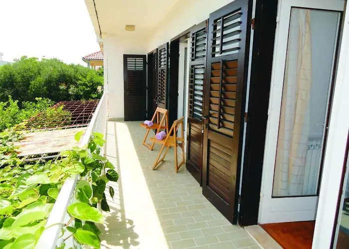 別荘 Karmen Auf Zwei Ebenen Mit Garten By Interhome