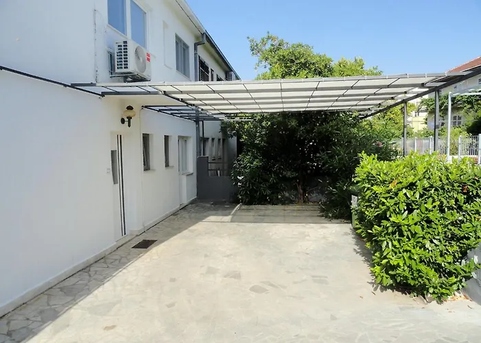 Karmen Auf Zwei Ebenen Mit Garten By Interhome 別荘 オレビック