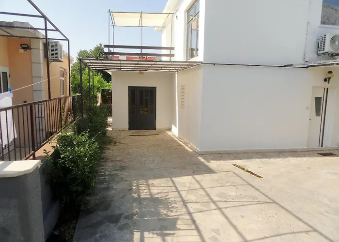 Karmen Auf Zwei Ebenen Mit Garten By Interhome