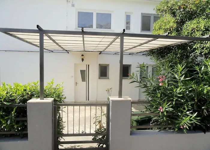 Karmen Auf Zwei Ebenen Mit Garten By Interhome 別荘