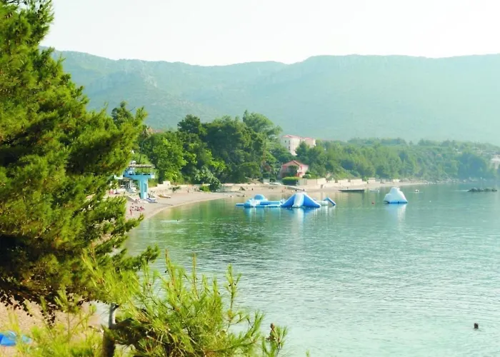 別荘 Karmen Auf Zwei Ebenen Mit Garten By Interhome