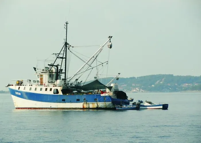 Karmen Auf Zwei Ebenen Mit Garten By Interhome 別荘 オレビック